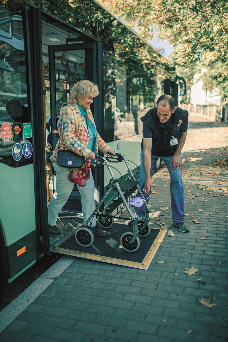 Kundin verlässt Bus