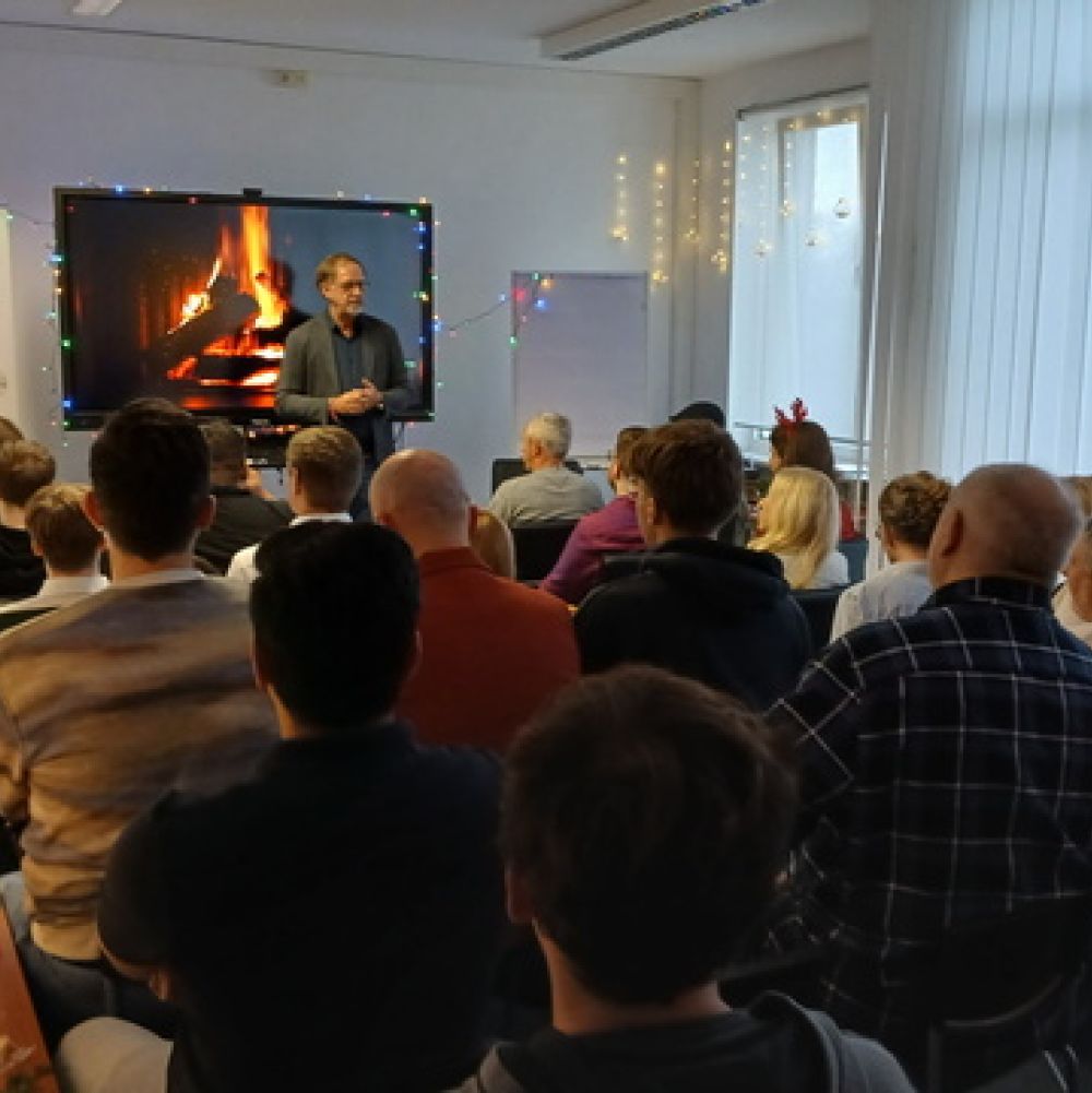 Prof. Dr. Dr. e.h. Lutz Heuser eröffnet den End of the Year Workshop 2025