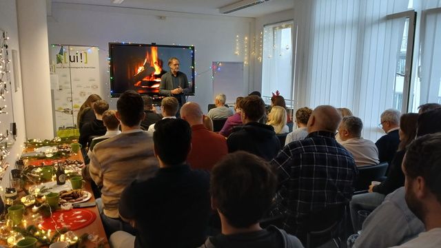 Prof. Dr. Dr. e.h. Lutz Heuser eröffnet den End of the Year Workshop 2025 vor dem gesamten [ui!] Kollegium