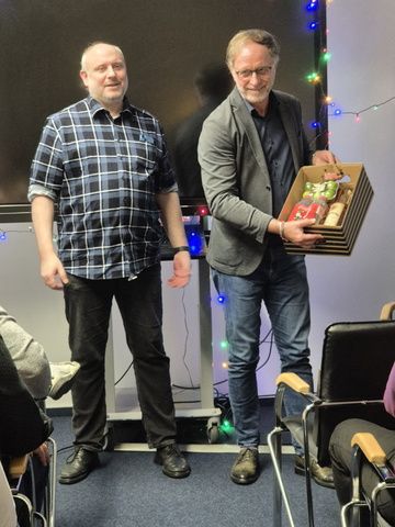 [ui!] Mitarbeiter wird beglückwünscht