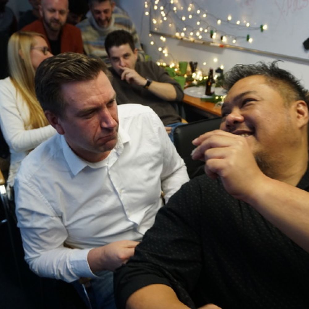 Das [ui!] Team beim Öffnen von Glückskeksen