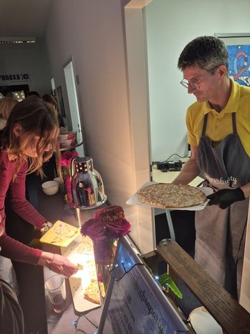 Das [ui!] Team genießt das Essen auf der Weihnachtsfeier 