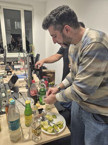 Gin wird vorbereitet und serviert